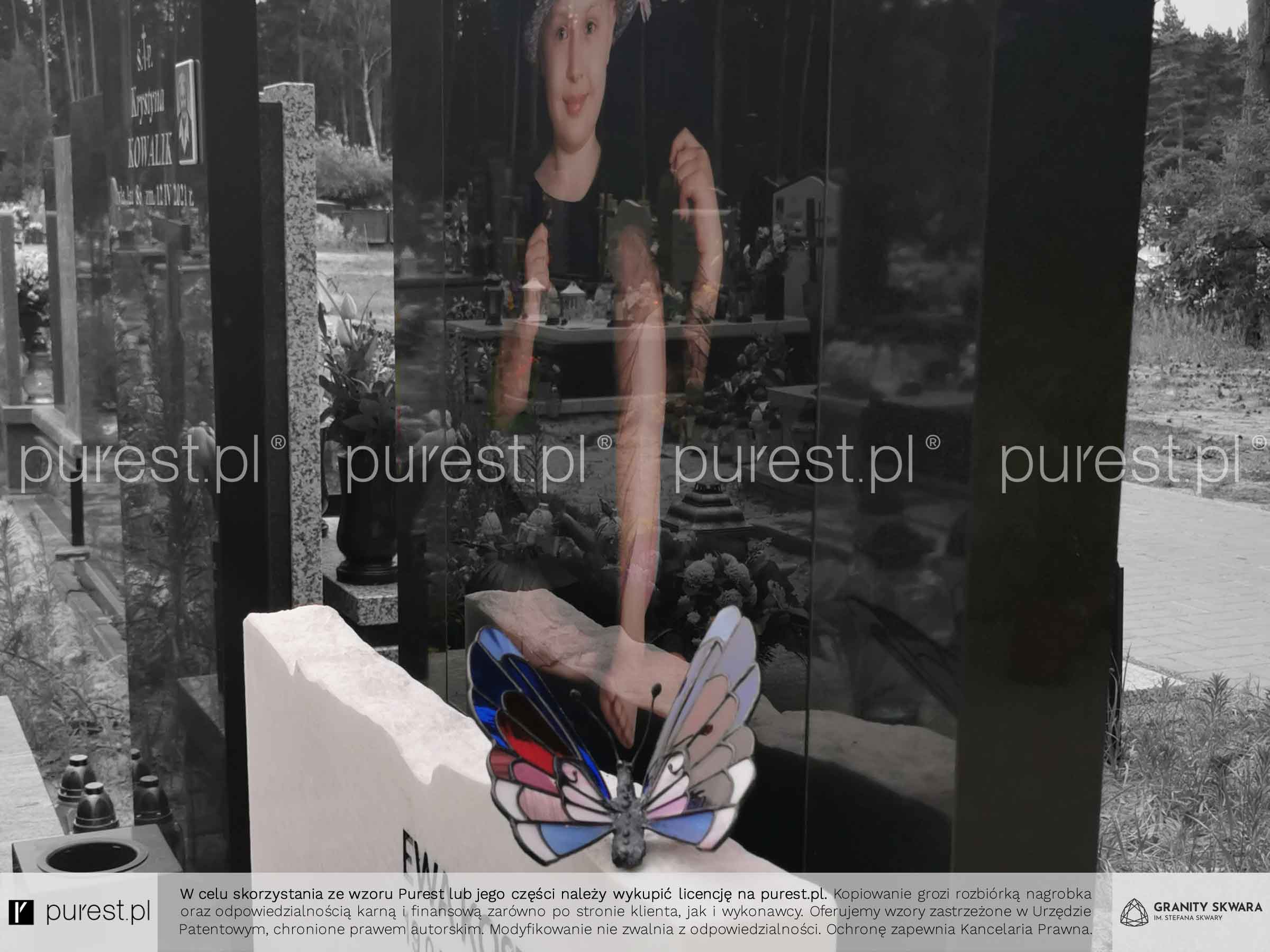 szklany motyl i duże zdjęcie na nagrobek