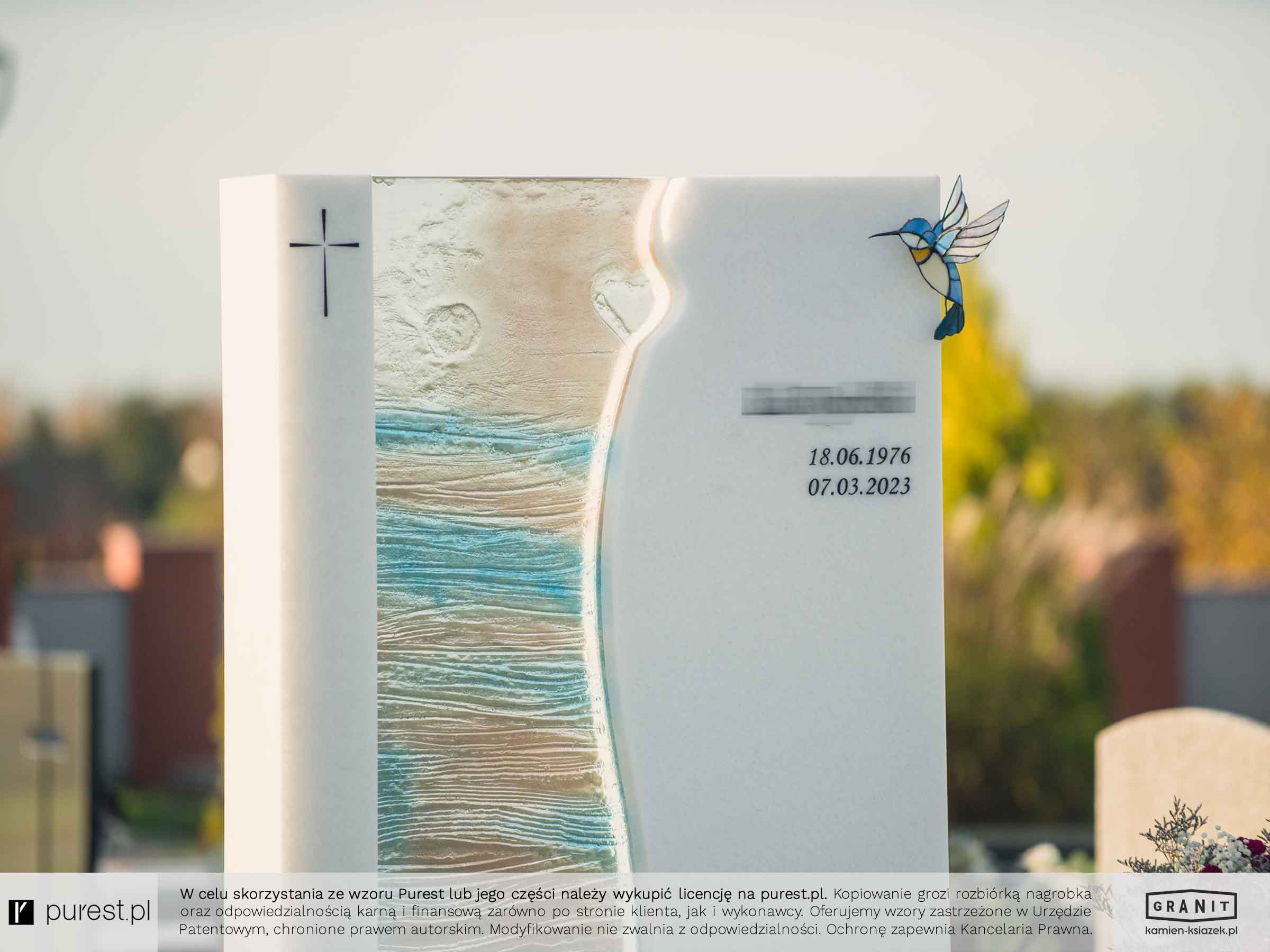 biały nagrobek z fusingiem szklanym