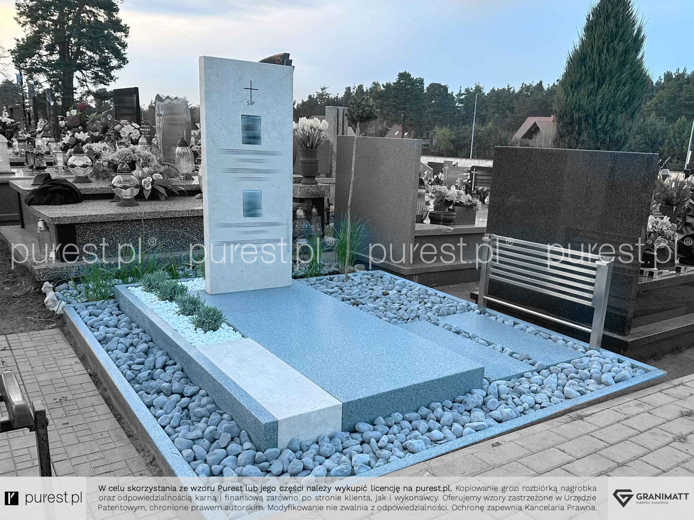 Nagrobek z zielonym skwerem z roślinami i z ławeczką, Olsztyn